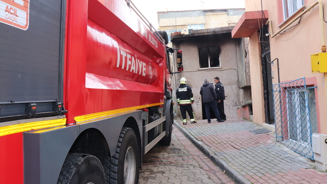 Ünye'de metruk evde çıkan yangın söndürüldü