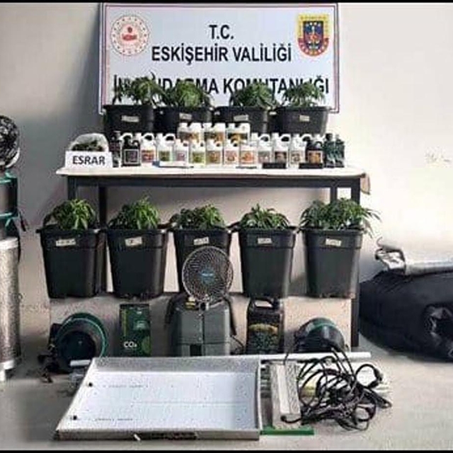 Evlerinde iklimlendirme sistemi kurup uyuşturucu imal eden 3 şüpheliye göza...