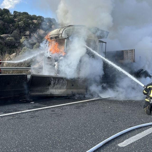 Kaza yapan tır alevlere teslim oldu