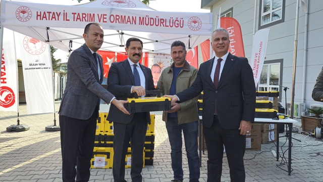 Hatay'da depremzede 70 üreticiye keçi ve koyun kırpma makinesi dağıtıldı