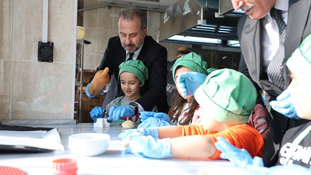 Elazığ'da minik şefler mutfakta yeteneklerini sergiledi