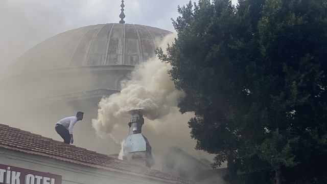 Antalya'da restoran bacasındaki yangın sokağı dumana boğdu
Restoranın bitişiğindeki camiye erken gelen cemaatten bazıları ise dumandan dolayı içeri girmek için beklemek zorunda kaldı