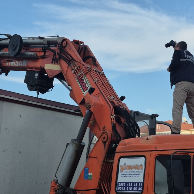 Tırın dorsesindeki konteynerden düşen işçi ağır yaralandı