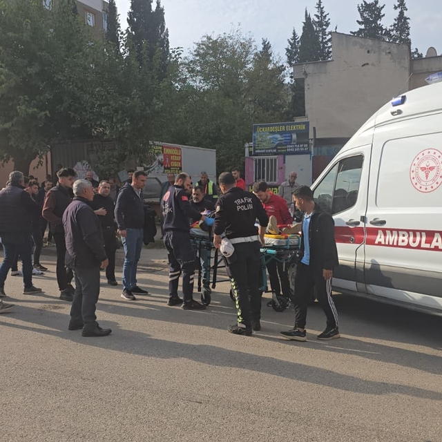 Yayaya yol veren minibüse çarpan motosikletli yaralandı