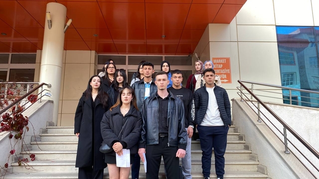 Öğrencilerden silahla rehin alma olayına sessiz yürüyüşle tepki