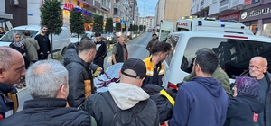 Minibüsün açılan kapısına çarpan motosikletli savruldu: 1 yaralı