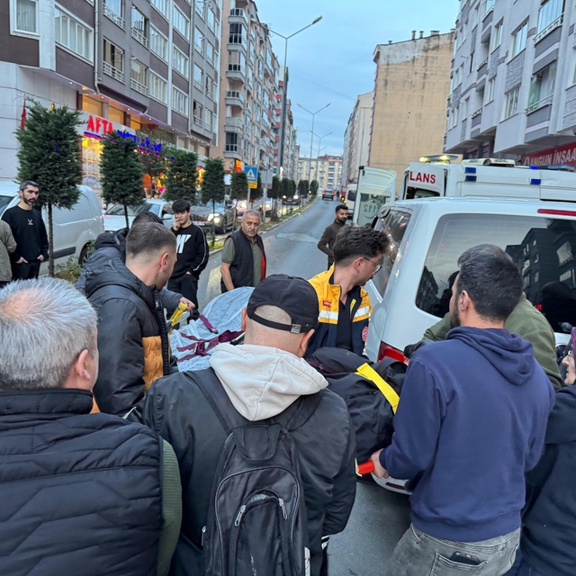 Minibüsün açılan kapısına çarpan motosikletli savruldu: 1 yaralı