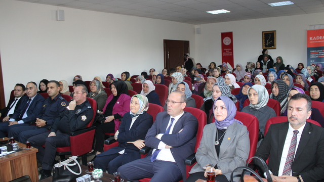 Kahramanmaraş'ta kadınlara "Güven toplumunun inşası, şiddetin anatomisi ve çözüm yolları" eğitimi verildi