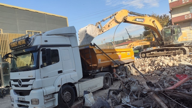 Kocaeli'de yangın çıkan fabrikanın yıkımı tamamlandı