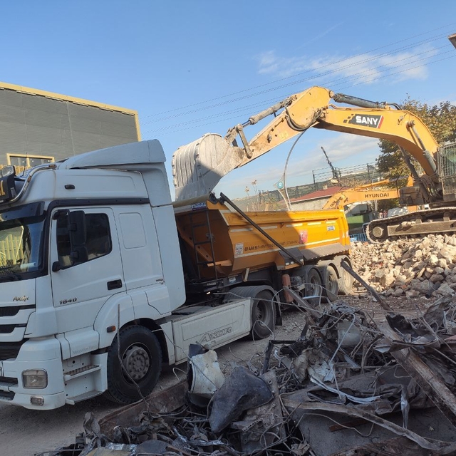 Kocaeli'de yangın çıkan fabrikanın yıkımı tamamlandı