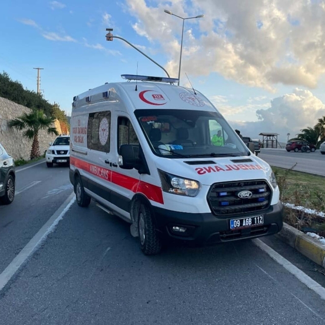 Kuşadası'nda motosiklet refüje çarptı; 1 ölü, 1 ağır yaralı