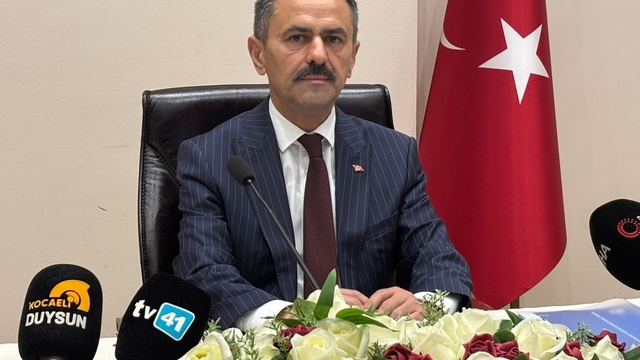 Kocaeli Valisi Aktaş: "Gemide 1 kişi kaldı, kurtarma çalışmaları sürüyor"
"Gemide yangın devam ediyor"