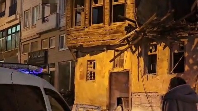 Çanakkale'de boş bina yağış nedeniyle kısmen çöktü