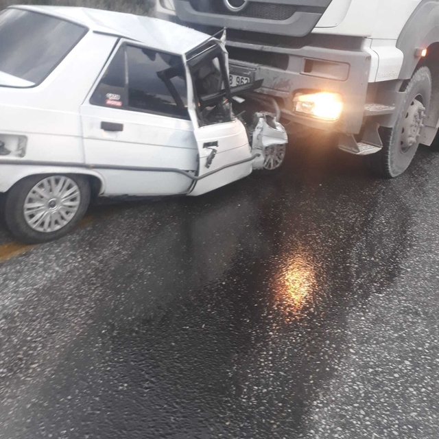 Otomobil ile kamyon kafa kafaya çarpıştı: 1 ölü, 1 yaralı