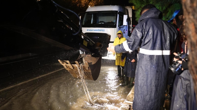 Çeşme'de sağanak, hayatı olumuz etkiledi