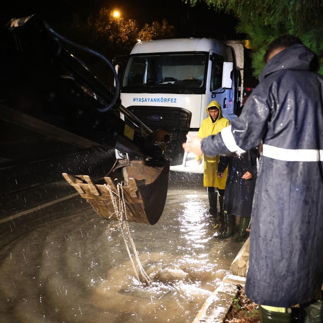 Çeşme'de sağanak, hayatı olumuz etkiledi