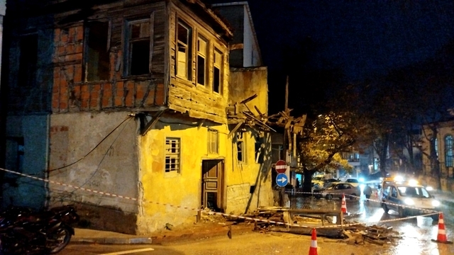 Çanakkale'de kullanılmayan bina sağanak nedeniyle kısmen çöktü