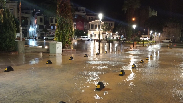 Çeşme'de sağanak hayatı olumsuz etkiledi
