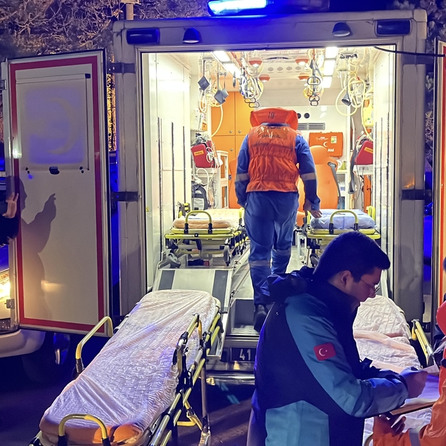 Kocaeli açıklarında gemide yangın; 25 mürettebat kurtarıldı (3)