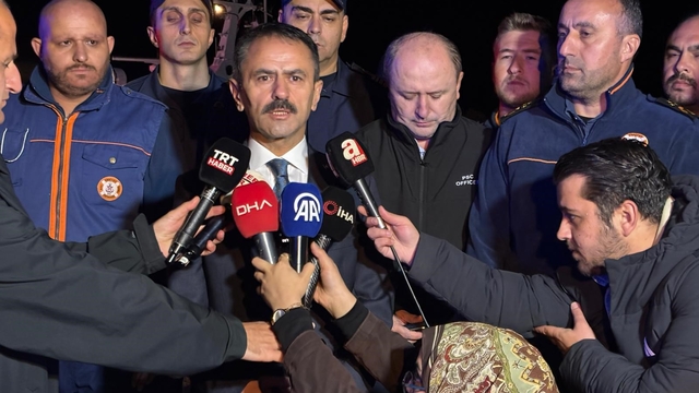 Gemiden tahliye edilen 25 personel tedbiren hastaneye götürüldü
Vali İlhami Aktaş: "Yangın devam ediyor, 25 kişi sağ salim kurtarıldı"