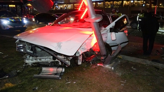 Polisten kaçan ehliyetsiz sürücü, kırmızı ışıkta geçerek kazaya neden oldu;  3 yaralı