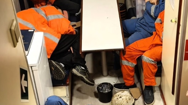 Kocaeli açıklarında gemide yangın; 25 mürettebat kurtarıldı (4)