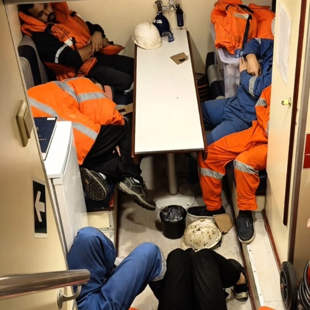 Kocaeli açıklarında gemide yangın; 25 mürettebat kurtarıldı (4)