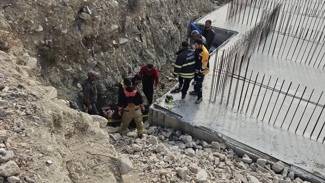 Defne'de inşaat temeline düşen şahıs yaralandı