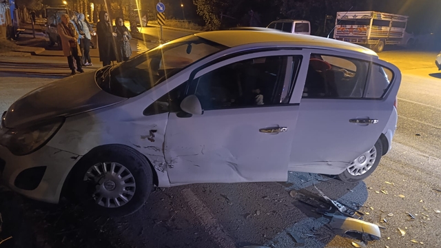 Adana'da iki otomobilin çarpıştığı kazada 3 kişi yaralandı