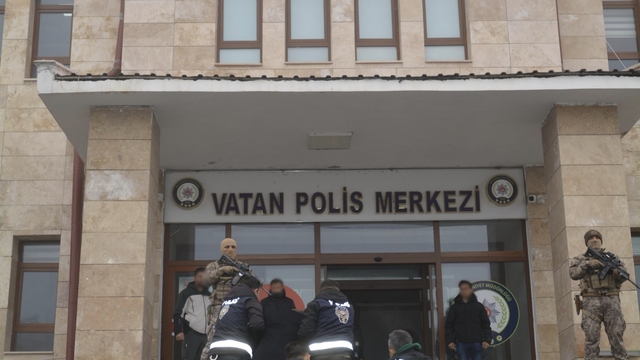 Muş'ta firari 2 şüpheli suç aleti silahla yakalanarak tutuklandı