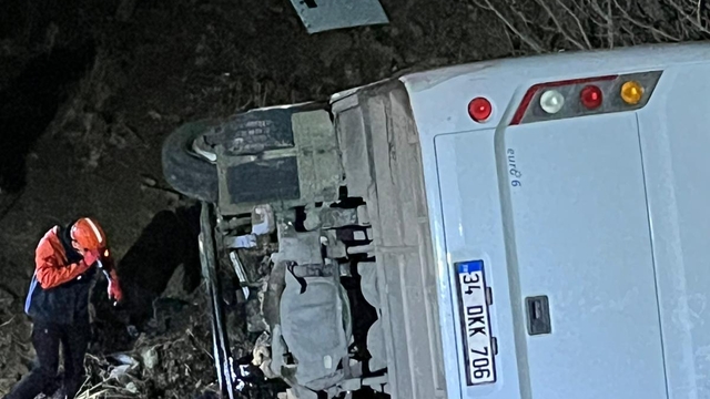 Siirt'te maden işçilerini taşıyan midibüs uçuruma yuvarlandı: 2'si ağır 15 yaralı