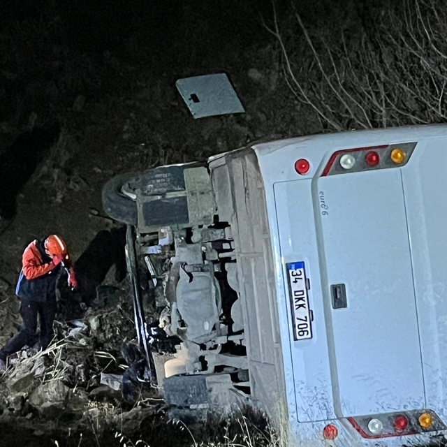 Siirt'te maden işçilerini taşıyan midibüs uçuruma yuvarlandı: 2'si ağır 15...
