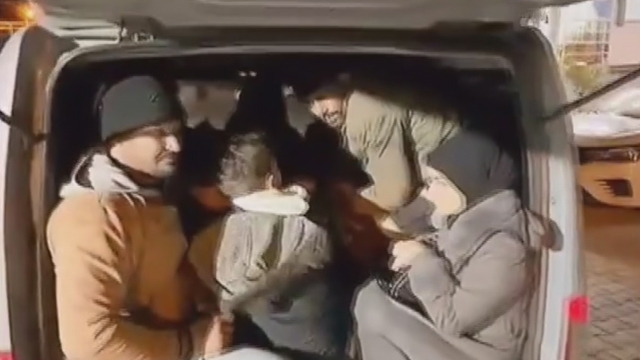 Hafif ticari araca tıka basa doldurulan  13 göçmen yakalandı