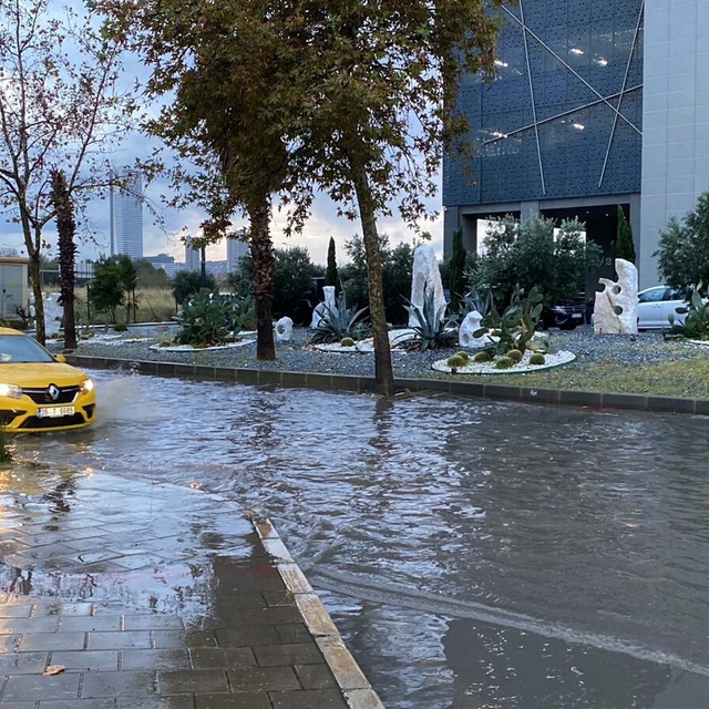 İzmir'de sağanak etkili oldu