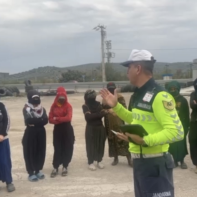 Osmaniye'de 15 kişilik minibüsten 30 işçi çıktı