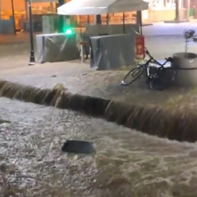 Çeşme'de etkili sağanak: Adeta denizle kara birleşti