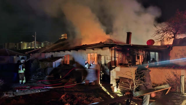 Kula'da evde çıkan yangın söndürüldü