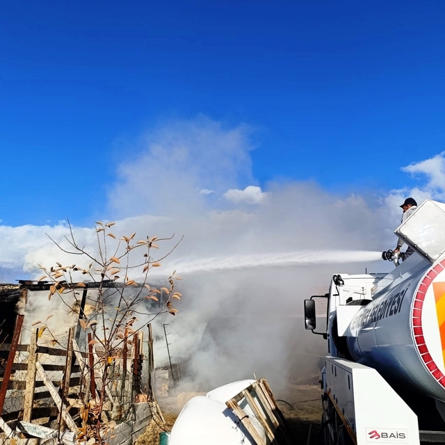 Kütahya'da ahır yangını büyümeden söndürüldü