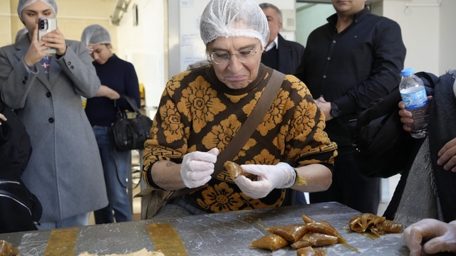 İtalyan Erasmus öğrencileri Gümüşhane'de pestil-köme ustası oldu
Gümüşhane'de Erasmus öğrencilerinden İtalyan işi pestil-köme yapımı