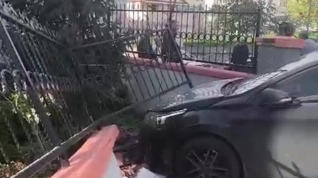 El freni çekilmeyen otomobil bahçe duvarını yıktı