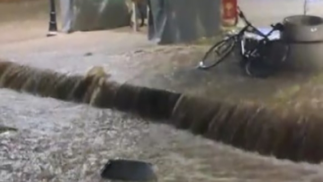 Çeşme'de etkili sağanak: Adeta denizle kara birleşti