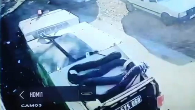 Düşürdüğü 40 gram altın 40 tonluk çöplükte bulundu, gözyaşlarına hakim olamadı
Düşürülen altının temizleme aracıyla süpürülme ve sonrasında bulunma anları kamerada