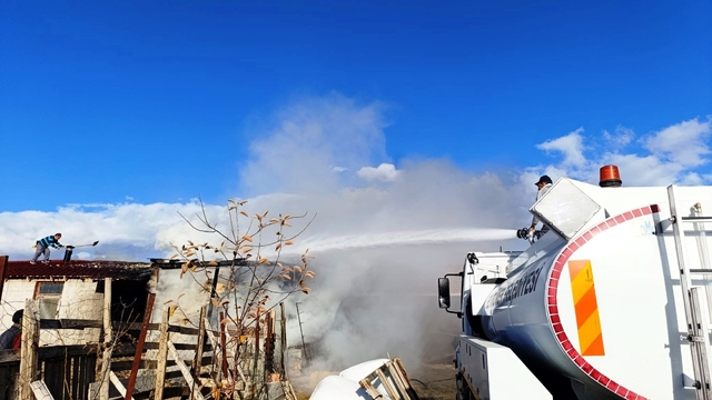 Kütahya'da ahır yangını büyümeden söndürüldü