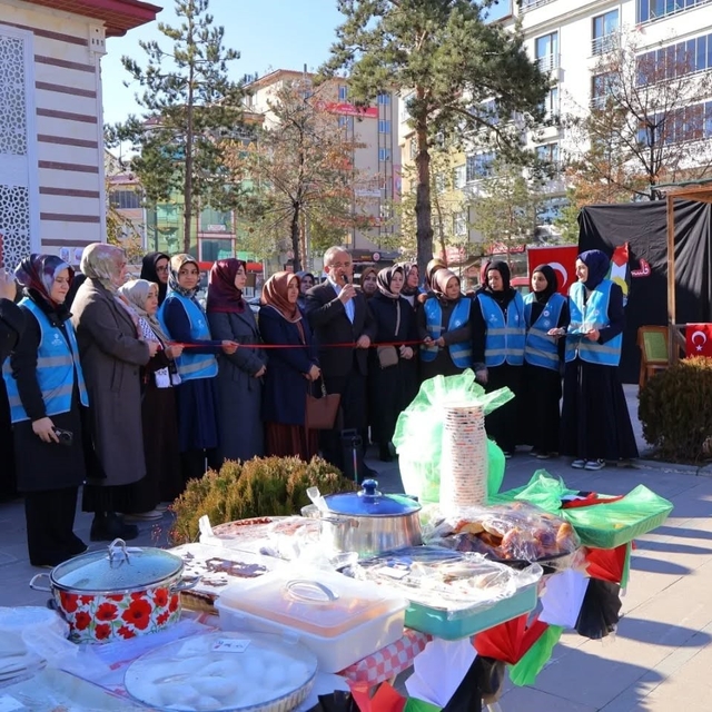 Bayburt'un farklı noktalarında Filistin yararına hayır çarşıları kuruldu