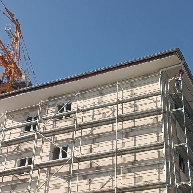 İntihar girişiminde bulunan arkadaşlarına aldırış etmeden çalışmaya devam e...