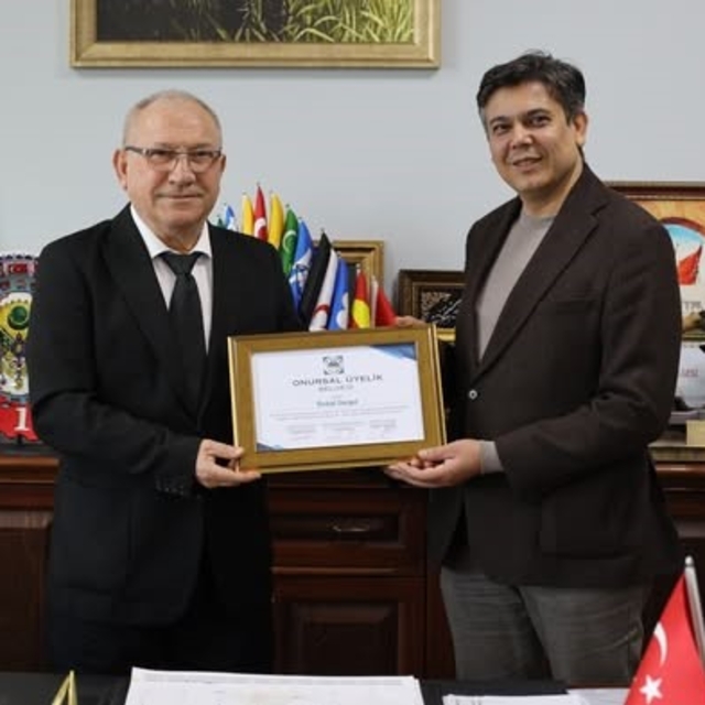 Başkan Durgut'a onursal üyelik plaketi