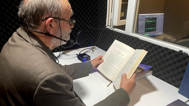 Muratpaşa'da yazar ve şairler gönüllü okuyucu oldu