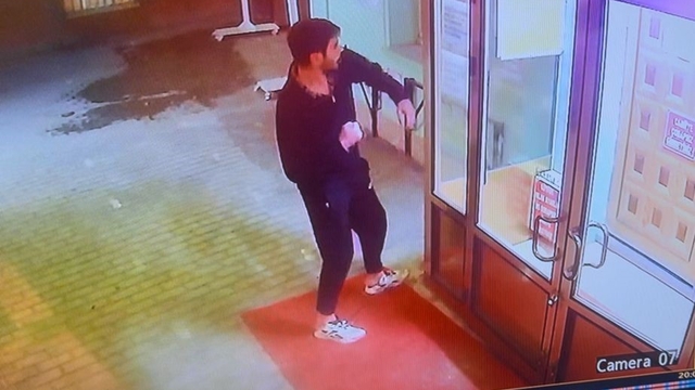 Cami kapısını yumruklayan şahsın saldırı anları güvenlik kamerasında
Eskişehir'de camiye çirkin saldırı