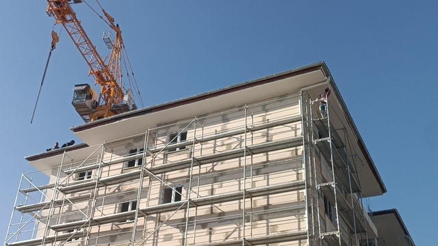 İntihar girişiminde bulunan arkadaşlarına aldırış etmeden çalışmaya devam ettiler
Adıyaman'da ilginç intihar girişimi
İki işçi atlamak istedi, diğerleri ise işlerine devam etti
Çatıda intihar, alt katta ise sıva