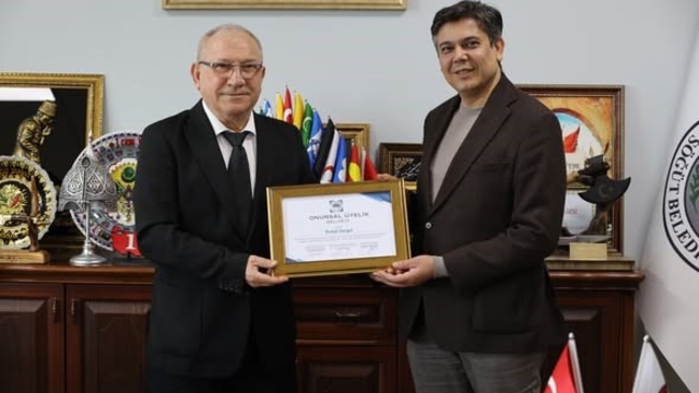 Başkan Durgut'a onursal üyelik plaketi